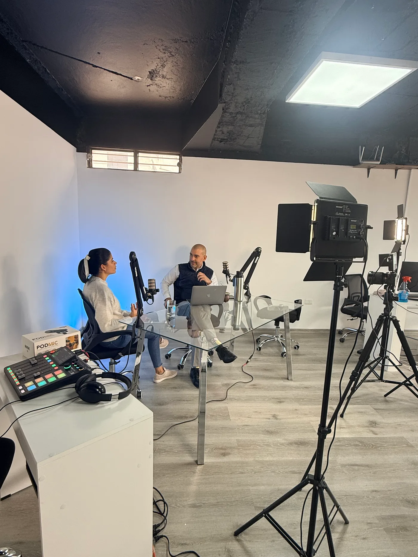 Grabación de podcast en el estudio, con micrófonos e iluminación profesional