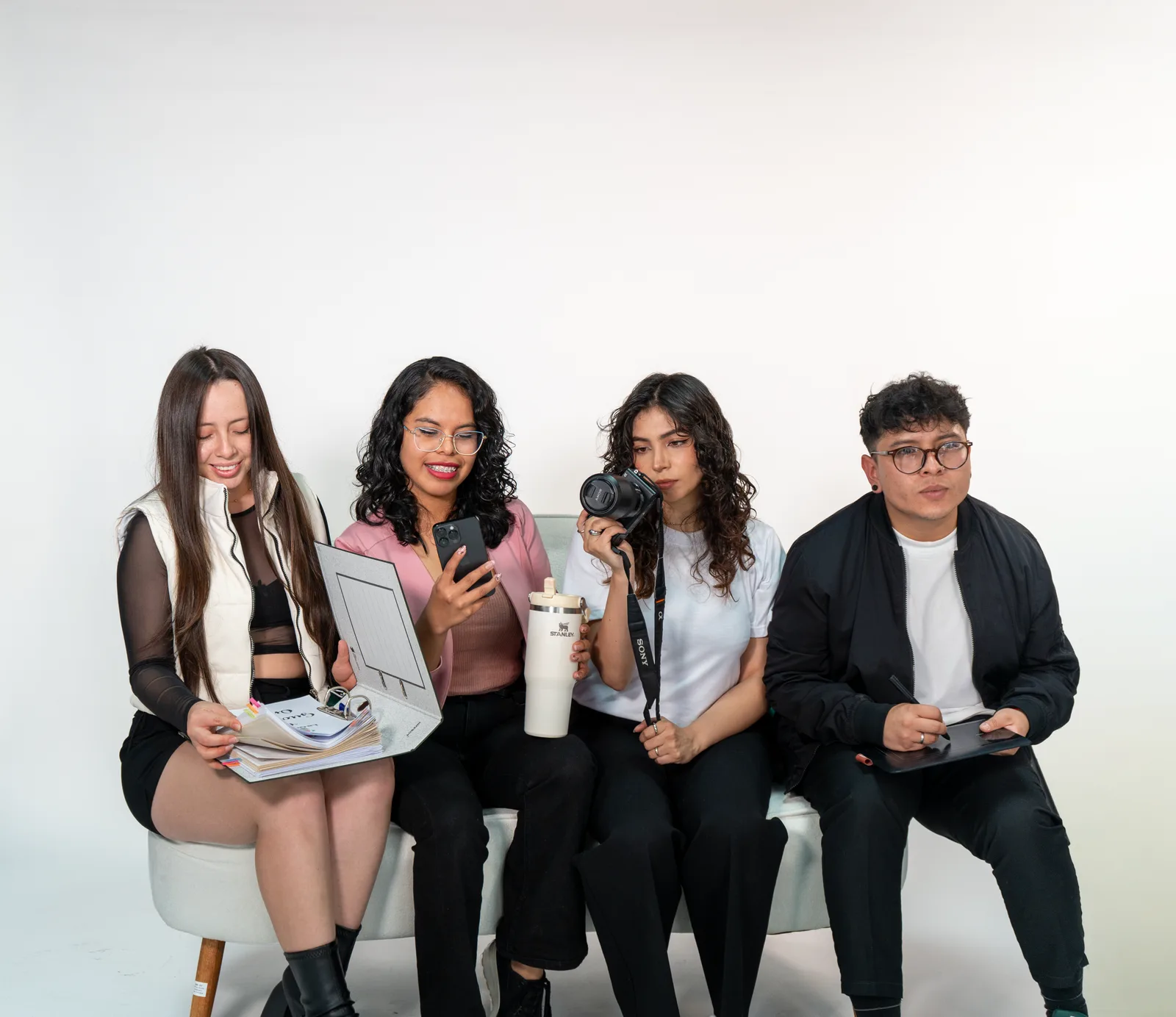 El equipo de La Guayaba Online en su estudio de Quito